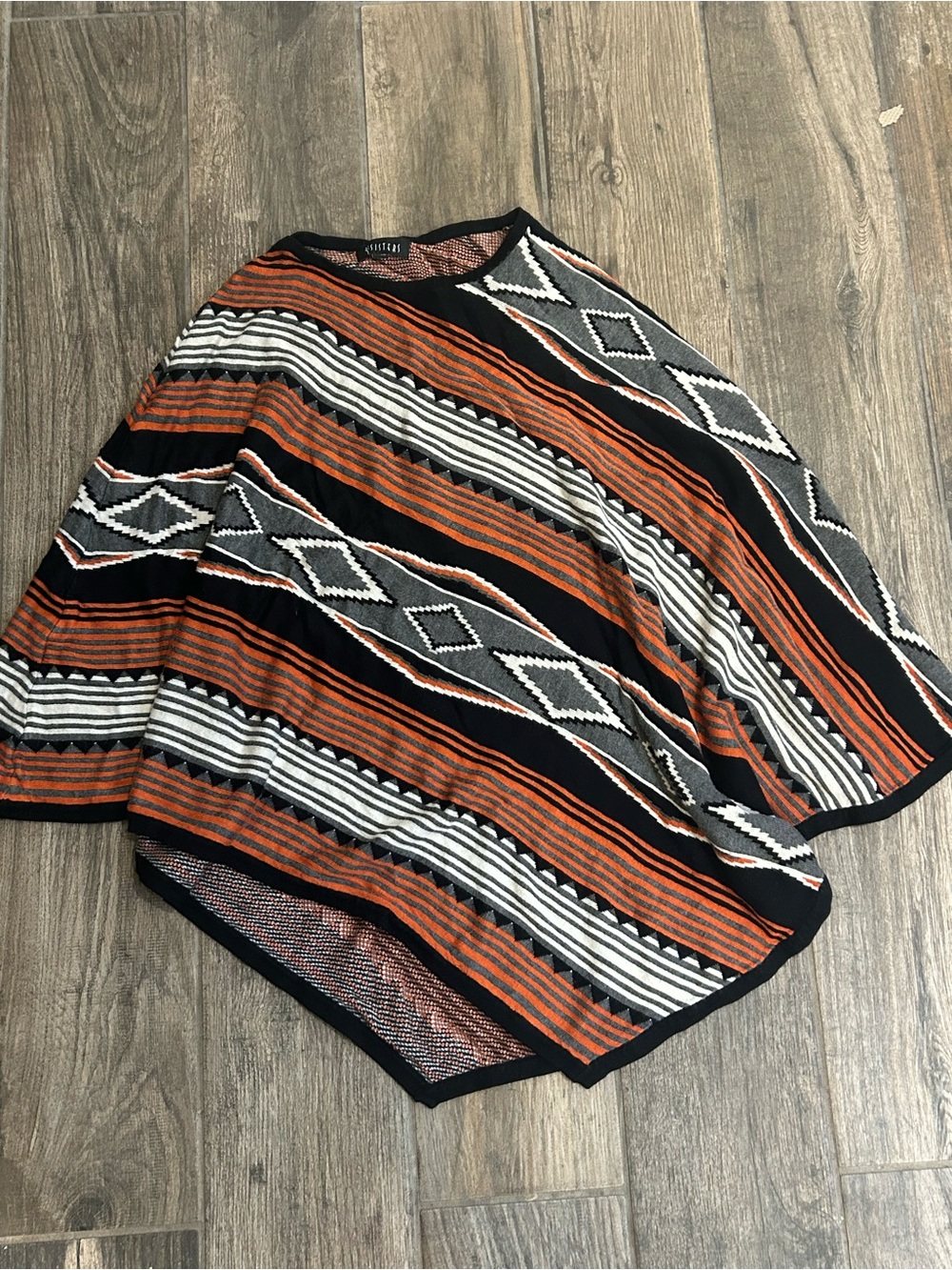 Two Sisters knit Aztec-style geometric print poncho diagonal pattern One Size